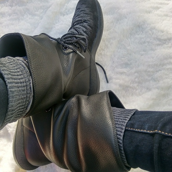 Nike NWT Roshe Two Hi Flyknit sz 7 - Picture 1 of 7